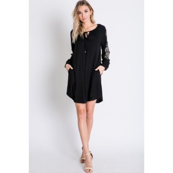Davi & Dani Baroque Sleeve Accent Shift Dress - Picture 4 of 10